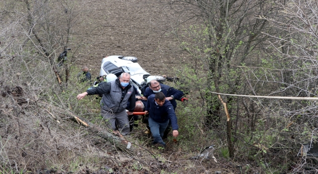 Edirne’de devrilen otomobilde sıkışan sürücü ekiplerin müdahalesiyle kurtarıldı