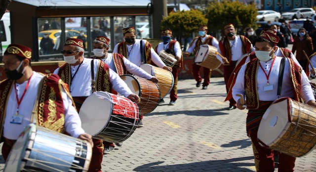 Tekirdağ’da ramazan davulcuları sokakları gezerek maniler eşliğinde vatandaşları selamladı