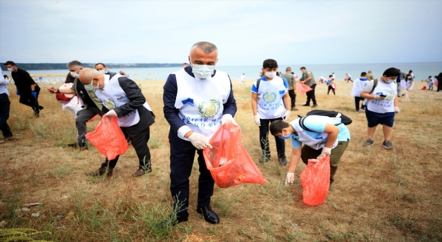 VALİ BİLGİN, ÇEVRE TEMİZLİĞİ İÇİN ÖĞRENCİLERLE SAHİLDE ÇÖP TOPLADI