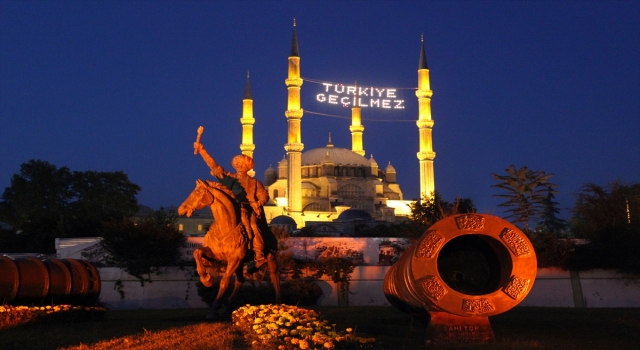 SELİMİYE CAMİSİ’NE "TÜRKİYE GEÇİLMEZ” YAZILI MAHYA ASILDI