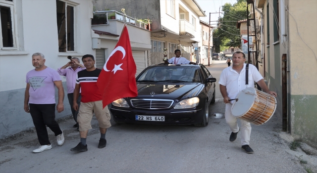 Balıkesir’de kürsüye çıkan Edirneli minik pehlivan, mahallesinde davul zurnayla karşılandı