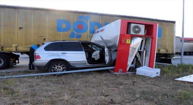 Otomobil, tır ve ATM’ye çarpan cipteki 2 kişi yaralandı