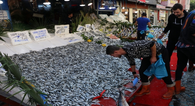 Hamsi bolluğu tezgahlarda fiyatlara yansıdı