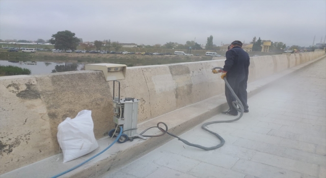 Edirne’de Tarihi Tunca Köprüsü’ne sprey boya ile zarar verildi