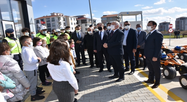 Vali Yıldırım öğrencilerle trafik parkında bir araya geldi