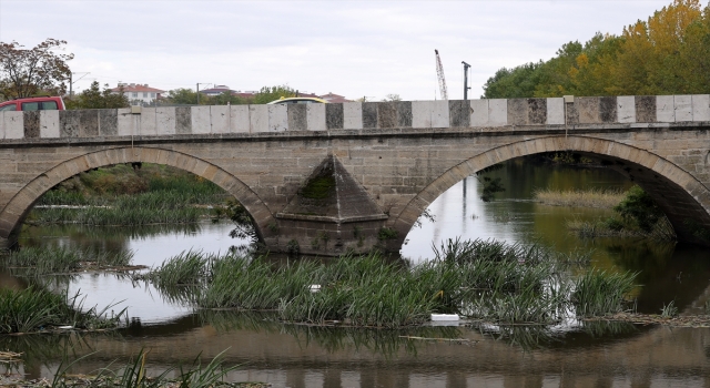 Tunca Nehri’ne atılan çöpler kirliliğe neden oluyor