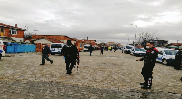 Kırklareli’nde cinayet şüphelilerinin binasına saldıran gruba polis müdahale etti