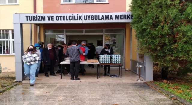 Üniversite öğrencileri uygulama derslerinde hazırladıkları yemekleri öğrencilere ikram etti