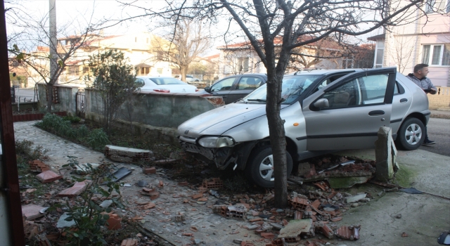 Keşan’da buzlanma nedeniyle kontrolden çıkan otomobil bahçe duvarına çarptı