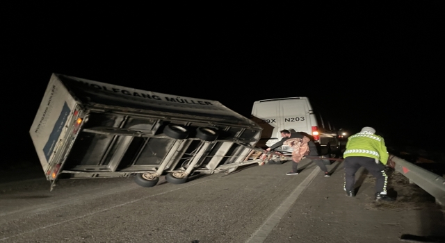 Edirne’de yan yatan römork nedeniyle sınır kapısı yolunda trafik aksadı