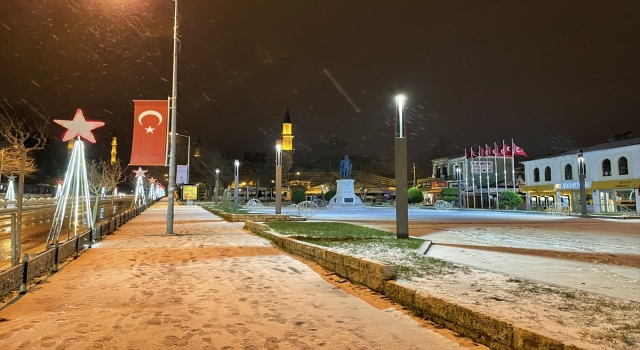 Edirne’de öğlen başlayan kar yağışı etkisini sürdürüyor