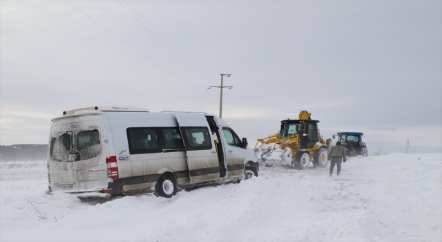 Tekirdağ’da kara saplanan öğrenci servisi kurtarıldı