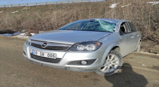 Malkara’da bariyerlere çarpan otomobildeki 2 kişi yaralandı