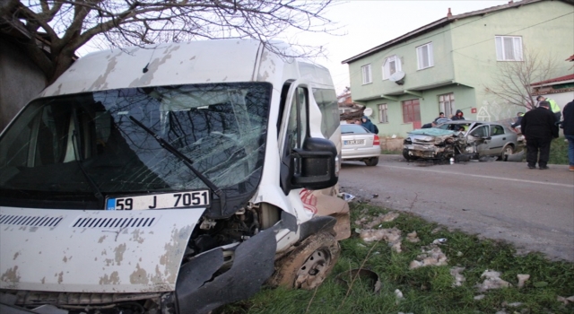 Tekirdağ’da servis aracıyla otomobilin çarpışması sonucu 15 kişi yaralandı