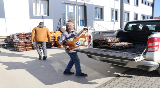 Edirne’de sokak hayvanlarına 3 ton mama dağıtıldı