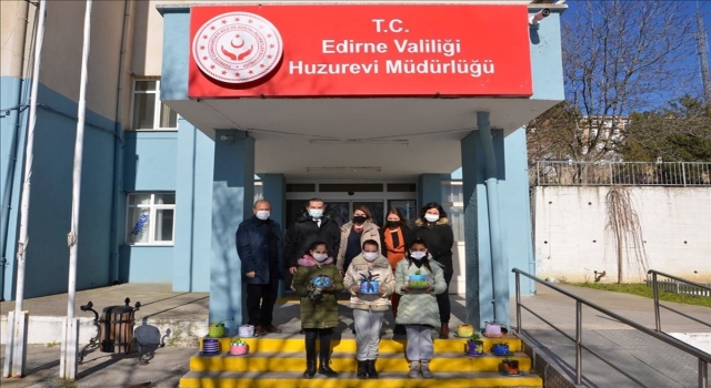 Edirne’de öğrenciler geri dönüşüm malzemeleriyle yaptıkları saksıları huzurevine hediye etti