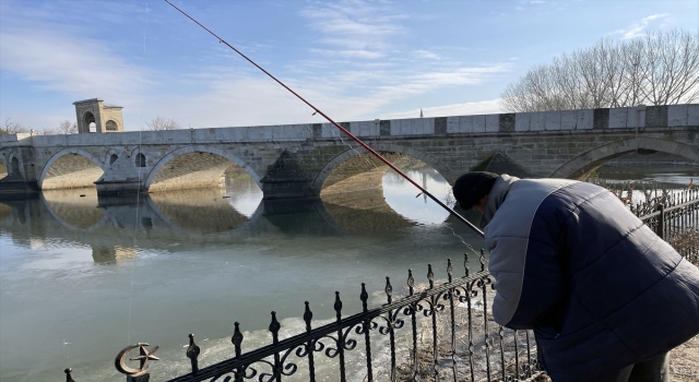 Edirne’de balıkçılar Tunca Nehri’nde buzları kırarak balık tutuyor