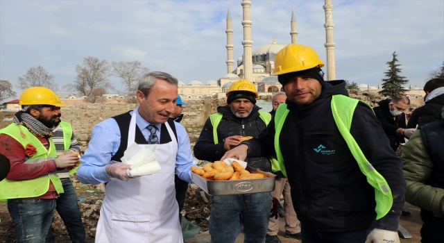 Edirne esnafı Selimiye Camisi Meydan Projesi’nde çalışan işçilere lokma dağıttı