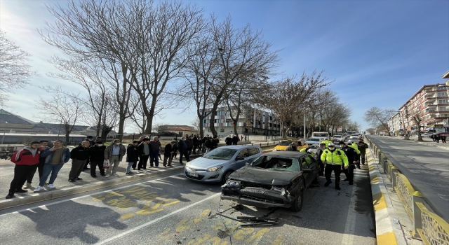 Edirne’de otomobil yayalara yol veren araca çarptı: 2 yaralı