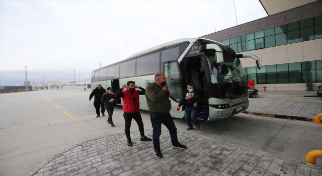 Yunanistan’da yangın çıkan feribottaki Türk vatandaşları Türkiye’ye getirildi