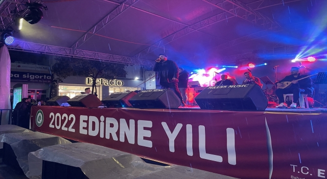 Edirneliler, ”2022 Edirne Yılı” etkinlikleri konserinde yağmura aldırış etmedi