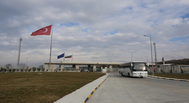 Ukrayna’dan tahliye edilen Türk vatandaşları yurda giriş yapmaya başladı