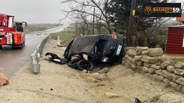 Taklalar atan lüks otomobil hurdaya döndü: 4 yaralı