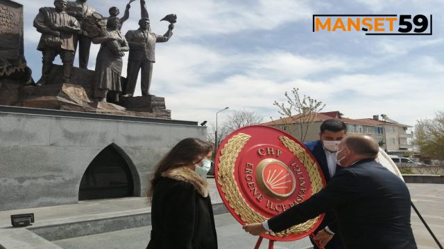 ATATÜRK ANITINA ÇELENKLERİ SUNDULAR