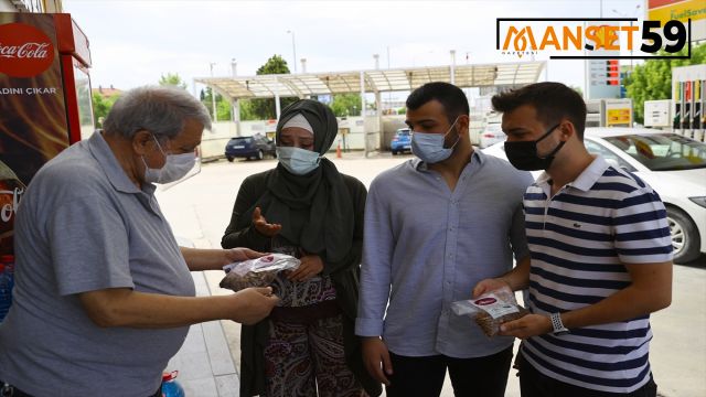 ÜNİVERSİTE ÖĞRENCİLERİ, SOKAK HAYVANLARI İÇİN MAMA DAĞITTI