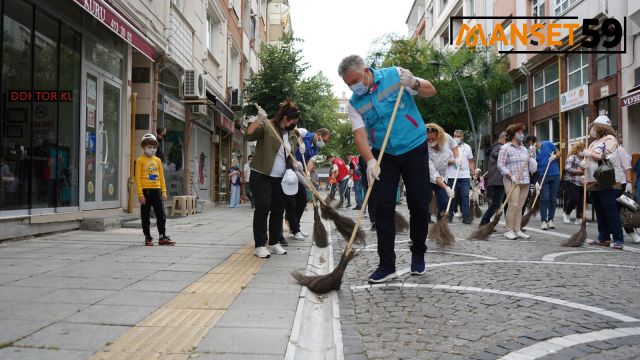 Gerenli süpürgeyi kaptı sokakları süpürdü!