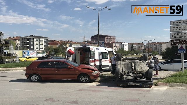 Edirne’de çarpışan otomobillerde hasar oluştu