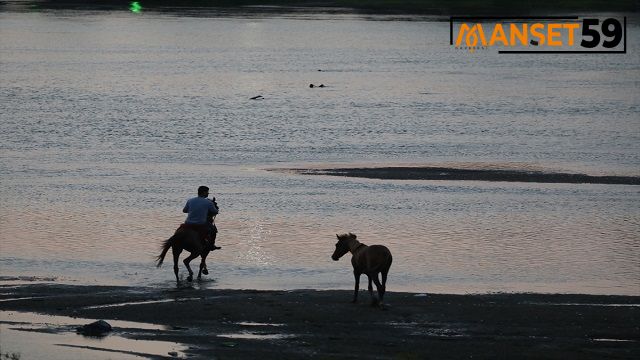 Suyu azalan Meriç Nehri’ndeki kum adacıklarında yürüyüş yapılıyor