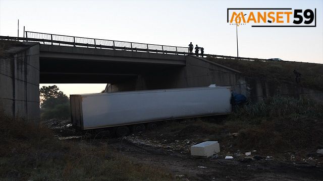 Tekirdağ’da menfeze devrilen tırın sürücüsü yaralandı