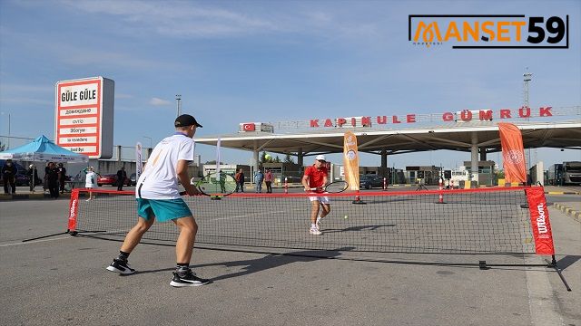 Türk ve Bulgar tenisçiler sınır kapısında gösteri maçı yaptı