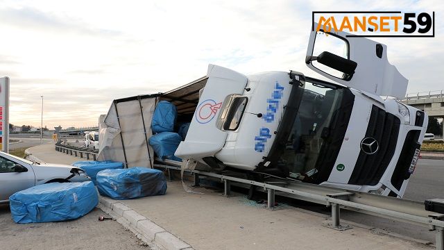 EDİRNE’DE DORSESİNDEKİ YÜK KAYAN TIR REFÜJE DEVRİLDİ