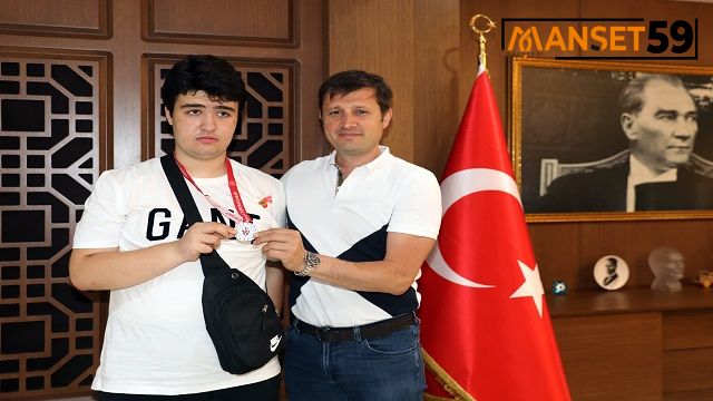 BAŞKAN AKAY, ÖZEL SPORCUYU ALTIN İLE ÖDÜLLENDİRDİ